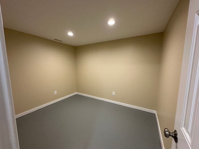 Building Photo - Adorable home on the NE side of Grand Rapids!