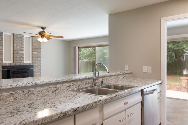 Building Photo - 606 Hilliard Dr