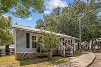 Building Photo - 2205 Magnolia Cir