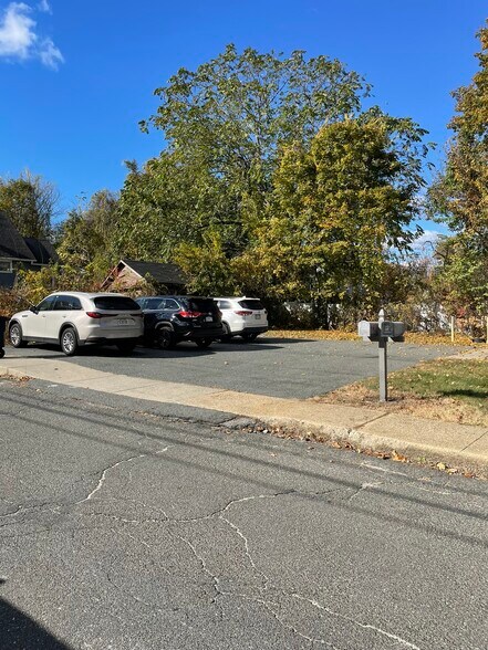 Off Street Parking - 2020 Palmer Rd