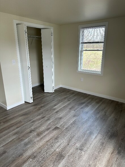 Building Photo - 587 Valley Rd