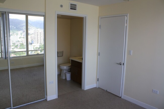 Building Photo - Luxurious Condo with Mountain Views