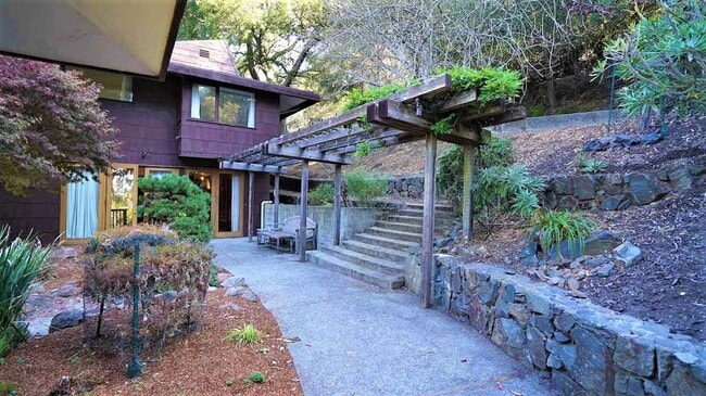 Building Photo - 3076 Buena Vista Way