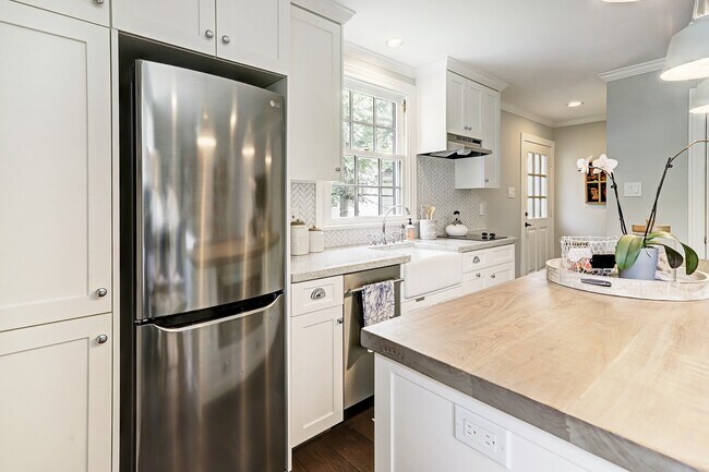 Building Photo - 2829 Sunset Blvd