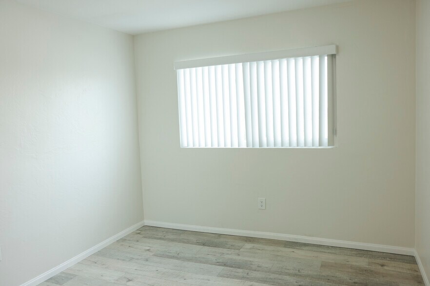 Building Photo - 4615 Lakeview Ave