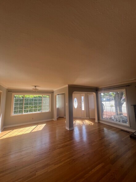 Building Photo - 498 Patch Ave