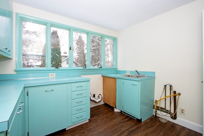 Building Photo - Two bedroom single-family home