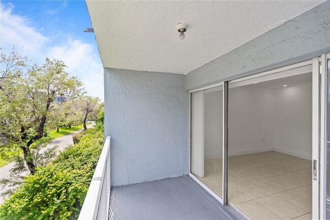 Building Photo - 9373 Fontainebleau Blvd