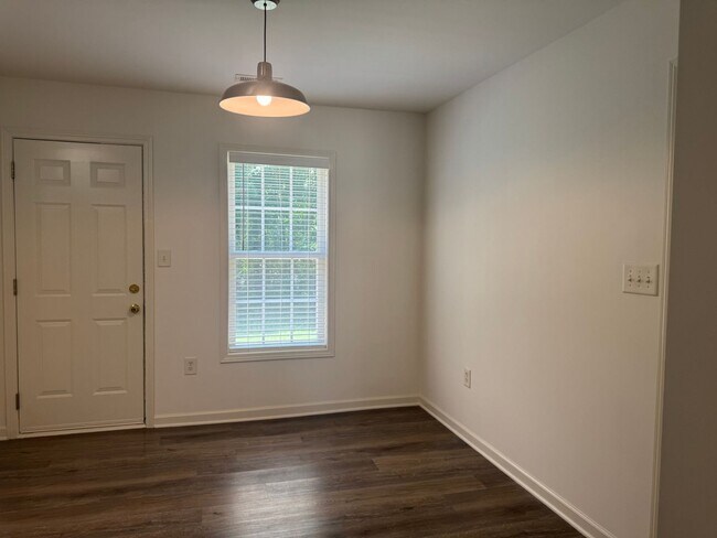 Building Photo - Three Bedroom Townhouse in Sherrills Ford with Bonus Room