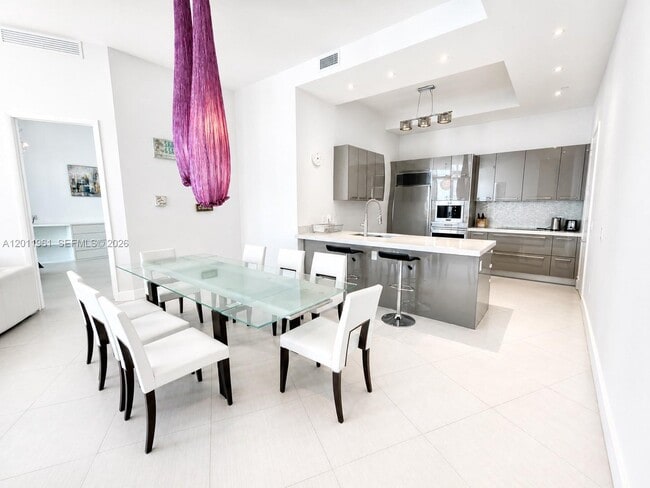 Building Photo - 15901 Collins Ave