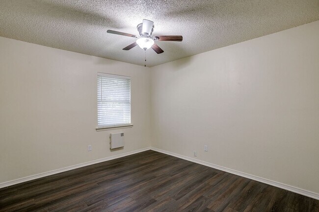 Building Photo - Amazing 4 Bedroom 2, Bath Home in Desirabl...