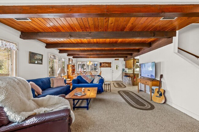 Building Photo - 3 bedroom, 2 bathroom, Spacious Scenic Munds Park Home!