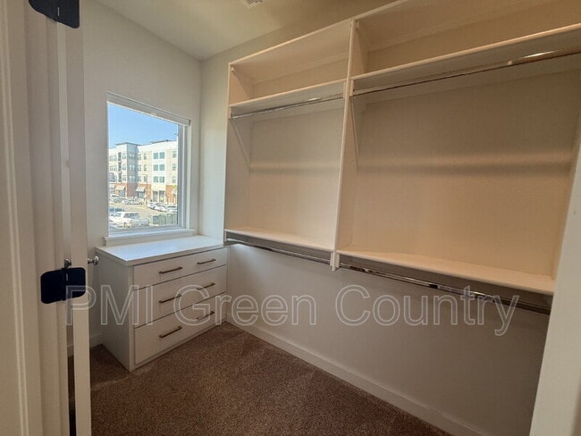 Building Photo - 134 E Elgin St