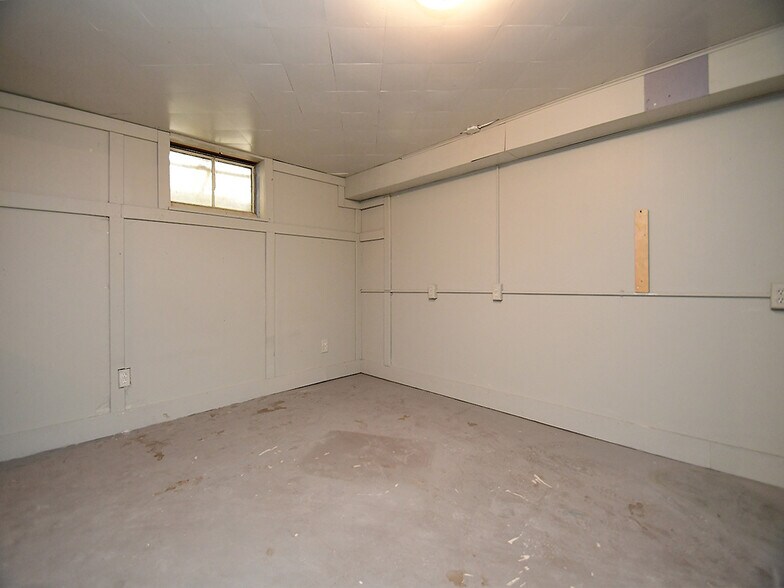 Building Photo - 6939 Binney St