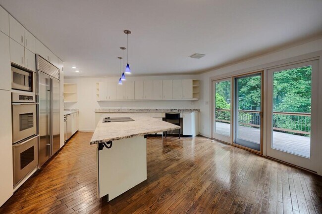 Building Photo - 130 Huntcliff Point NE