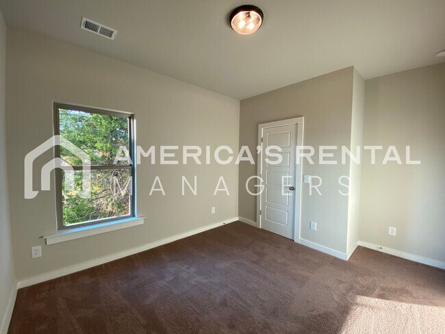 Building Photo - Home for Rent in Weaver AL. Available to V...