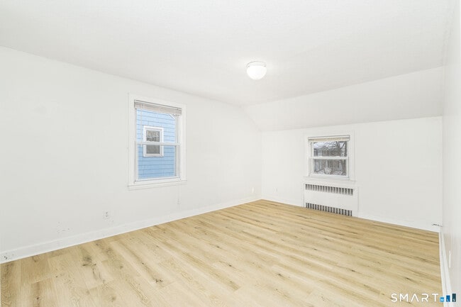 Building Photo - 783 Quaker Ln S