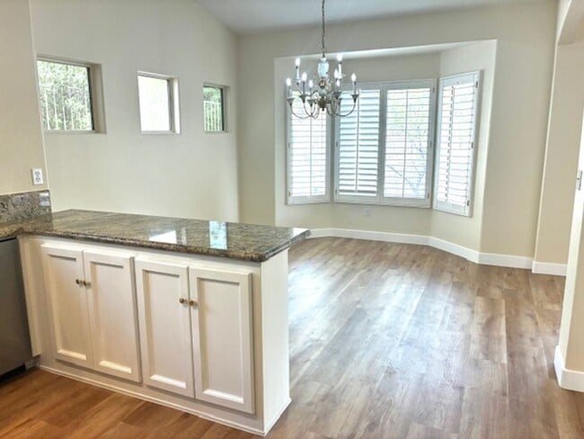 Building Photo - Newly Renovated Interior!