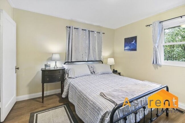 Building Photo - Great Unit Available Now!