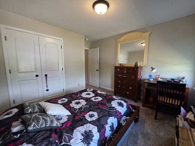 Building Photo - Spacious & Stylish Living Near Camp Lejeune with Expansive Fenced Backyard
