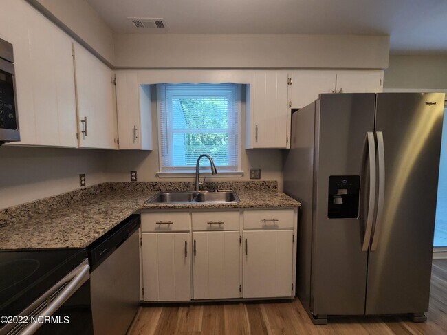 Building Photo - 5 Portwest Townhouses Dr