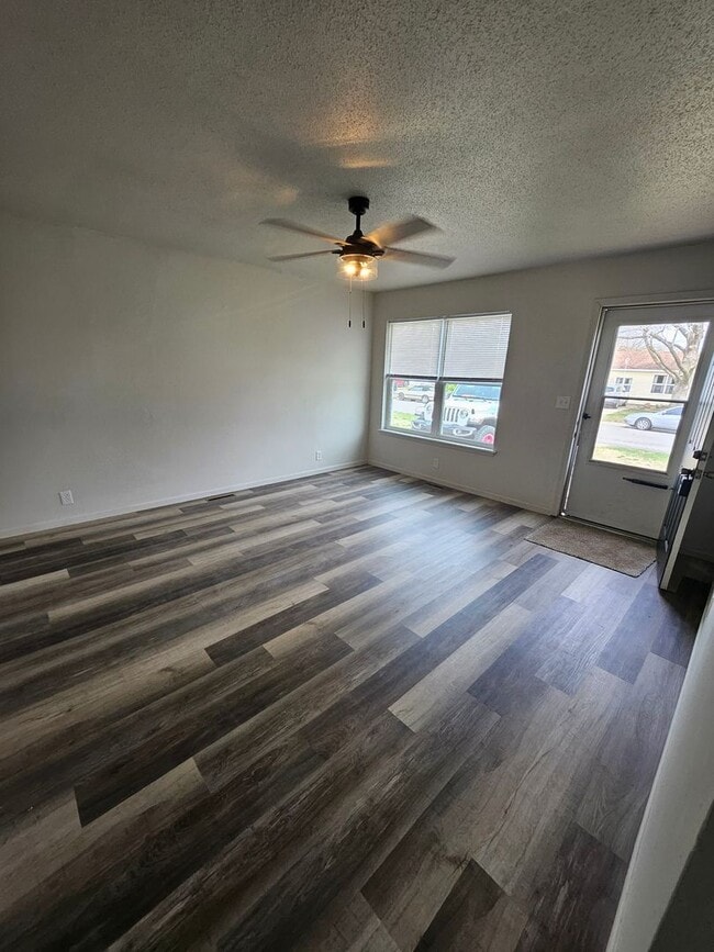 Building Photo - 3 bed, 1.5 bath in a great location! Fenced in yard!