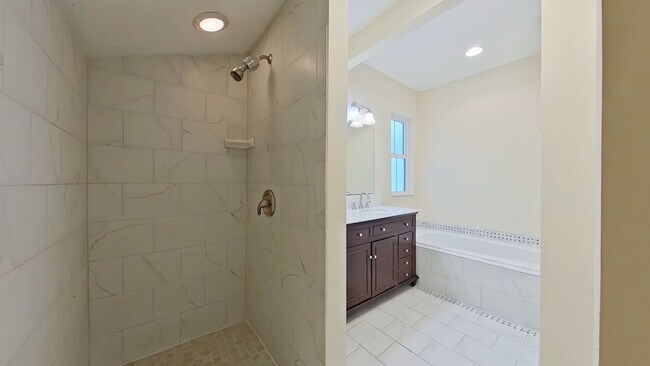 Building Photo - Beautiful 2 Bedroom Home in San Marco read...