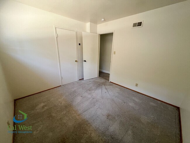 Building Photo - 10600 E Estates Dr