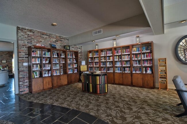 Building Photo - 4900 Brittany Dr S