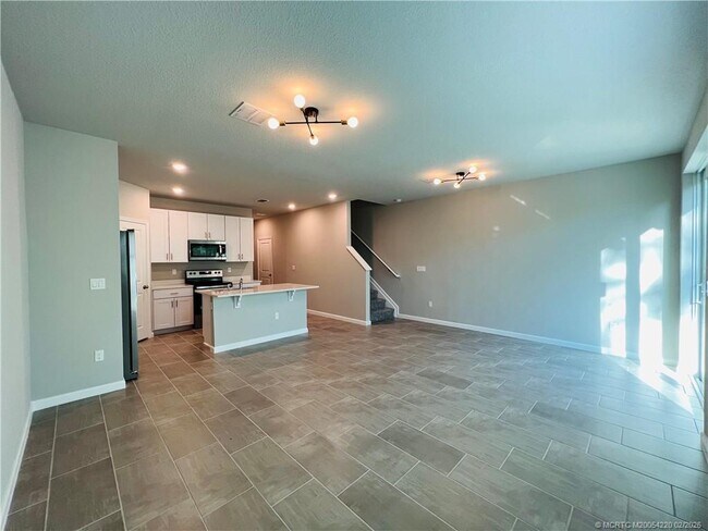 Building Photo - 3913 SE Mentmore Ln