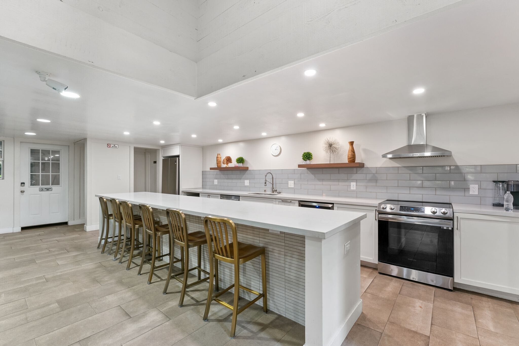 Building Photo - 8650 Gulana Ave