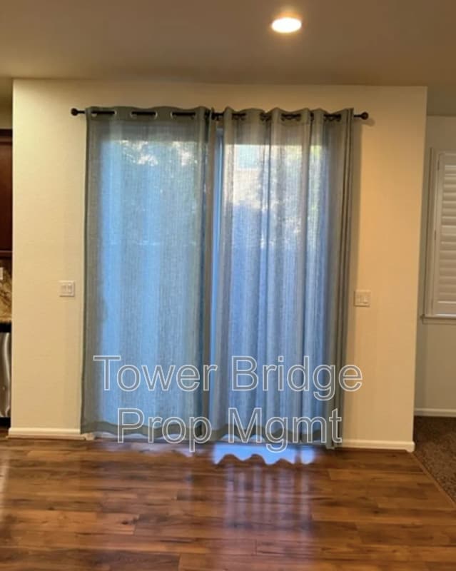 Building Photo - 3057 Village Park Dr