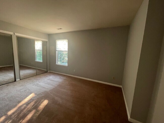 Building Photo - UPPER LEVEL SINGLE STORY CONDO IN HOLLAND ...