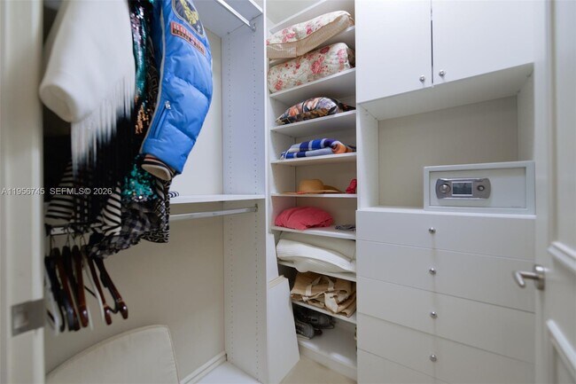 Building Photo - 16051 Collins Ave