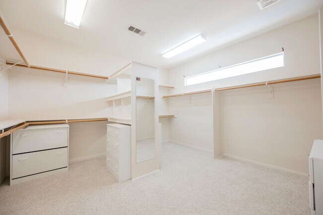 Building Photo - Luxury Home located in Henderson