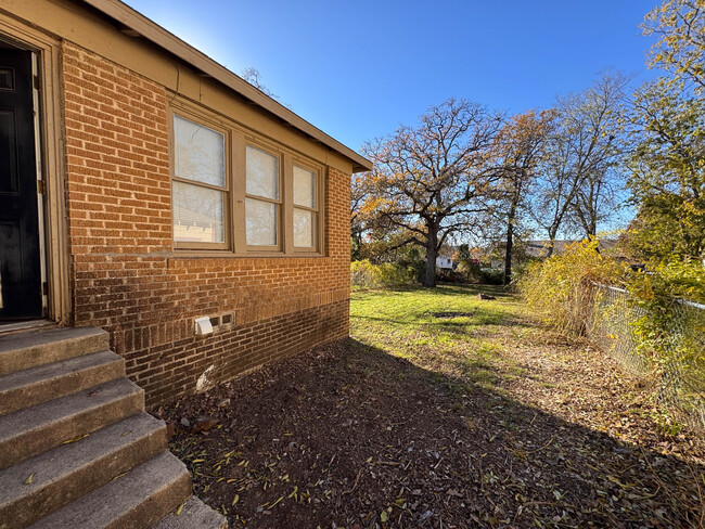 Building Photo - 2315 N Locust St