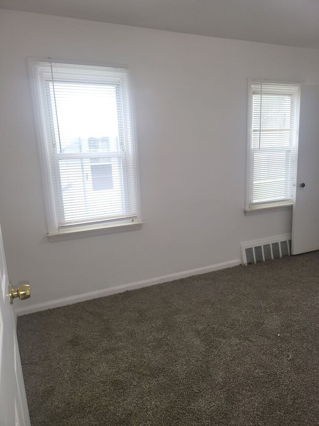 Building Photo - 3 bedroom Eastpointe $1300