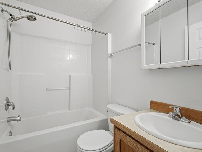 Building Photo - 580 7th Ct
