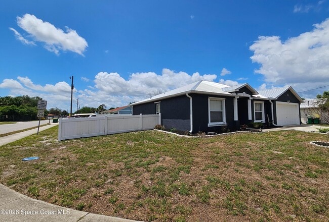 Building Photo - 4855 Balfern St