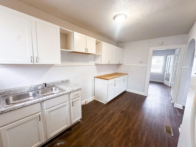 Building Photo - 136 W 37th St