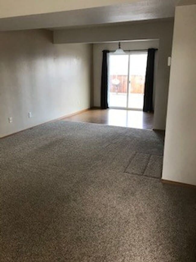 Building Photo - 3 Bedroom 1 Bathroom Belgrade Unit