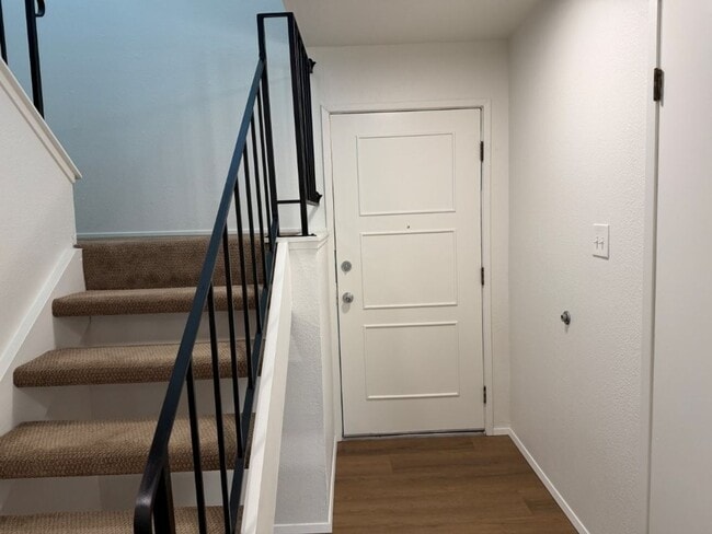 Building Photo - Updated Knollwood Condo with Community Pool