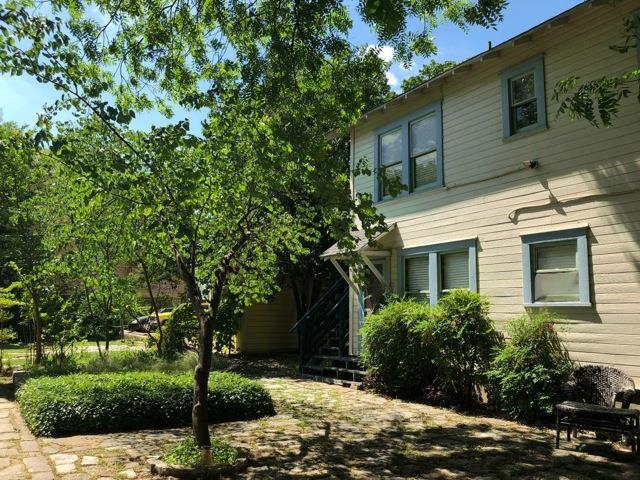 Building Photo - 906 W 22nd St