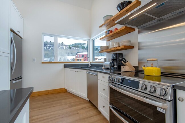 Building Photo - Seasonal Rental 10/1/25 - 5/30/26 Modern F...