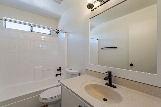 Building Photo - Newly Remodeled 3 bedroom in Goodyear!