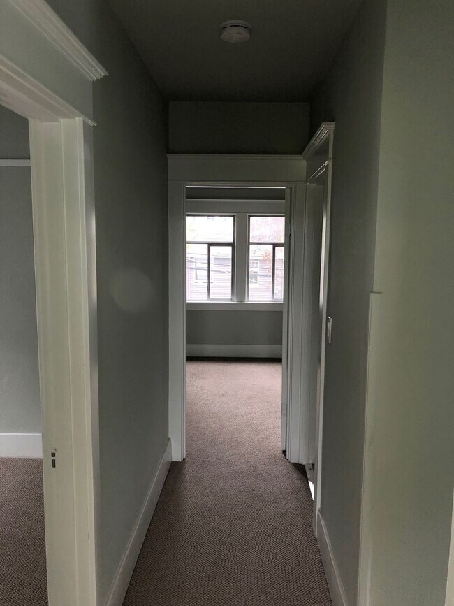 Building Photo - University Duplex
