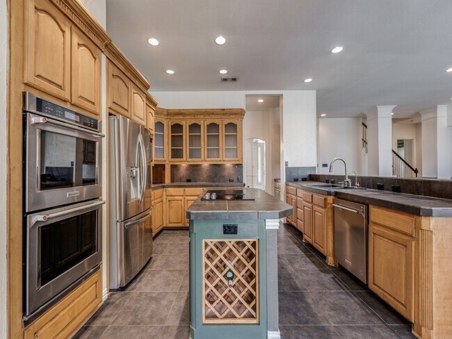 Building Photo - 4684 Old Pond Dr