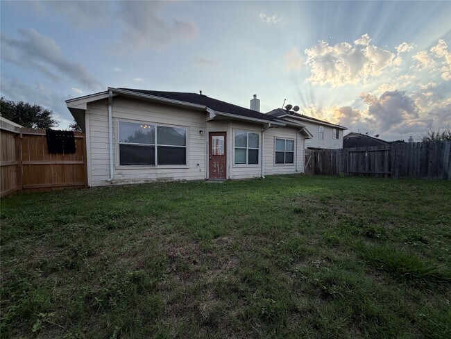 Building Photo - 19730 Cozy Cabbin Dr