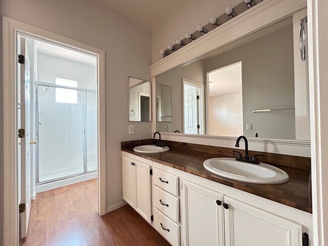 Building Photo - Cozy Upgraded 3 Bedroom 2 Bathroom Home in...