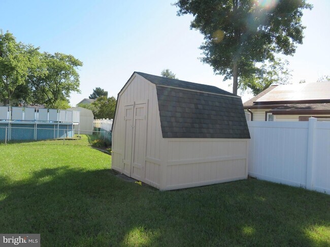 Building Photo - 7895 Pavilion Dr